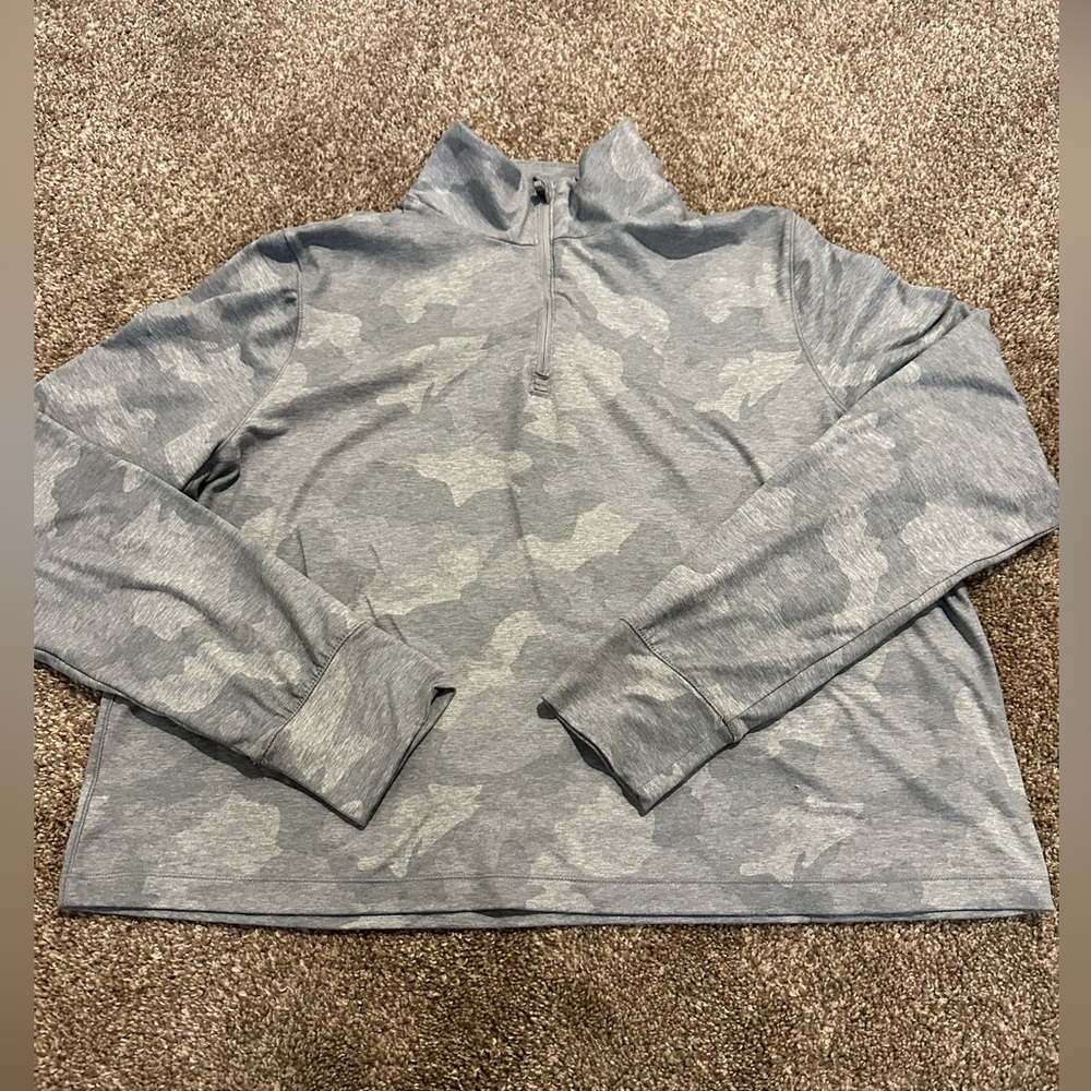 Yogalicious Lux Gray Camo Pullover Quarter zip size large but fits smaller.